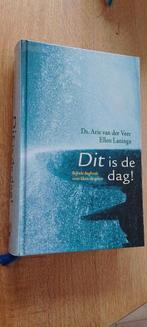 Bijbels dagboek  "Dit is de dag"  van ds. Arie van der Veer, Boeken, Ophalen of Verzenden, Zo goed als nieuw