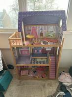 Groot houten poppenhuis met meubels, Ophalen of Verzenden, Gebruikt, Poppenhuis