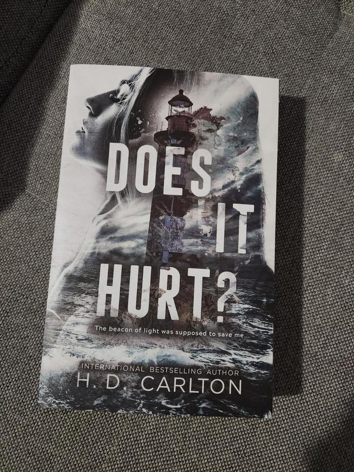 Does It Hurt? - H.D. Carlton (Engels), Boeken, Romans, Zo goed als nieuw, Amerika, Ophalen of Verzenden