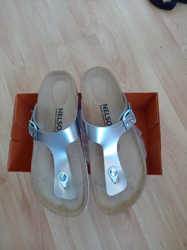 Zilverkleurige Nelson slippers,, Kleding | Dames, Schoenen, Slippers, Overige kleuren, Nieuw, Ophalen of Verzenden