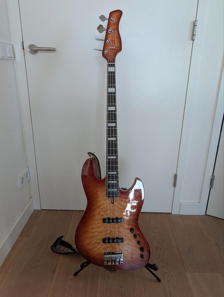 Sire Marcus Miller V9 4 String Bass, Muziek en Instrumenten, Snaarinstrumenten | Gitaren | Bas, Zo goed als nieuw, Ophalen