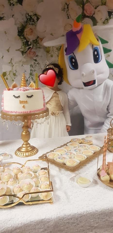 Unicorn mascotte te huur, Hobby en Vrije tijd, Feestartikelen | Verhuur, Ophalen of Verzenden, Zo goed als nieuw, Verjaardag