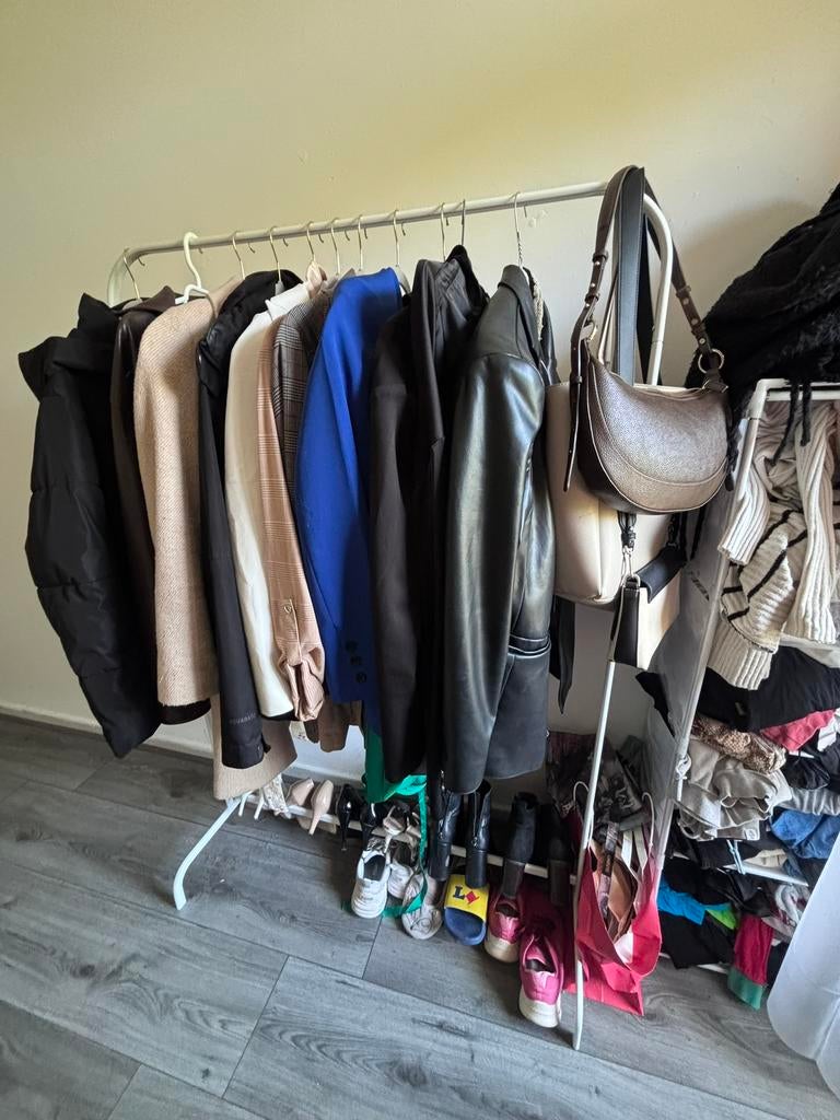 GRATIS meubels – bed, bureau, kledingrek, lamp + nachtkastje, Huis en Inrichting, Slaapkamer | Complete slaapkamers, Zo goed als nieuw