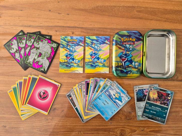 Mini tin gevuld met 25 Pokemon kaarten (2 glimmend), Hobby en Vrije tijd, Verzamelkaartspellen | Pokémon, Zo goed als nieuw, Meerdere kaarten