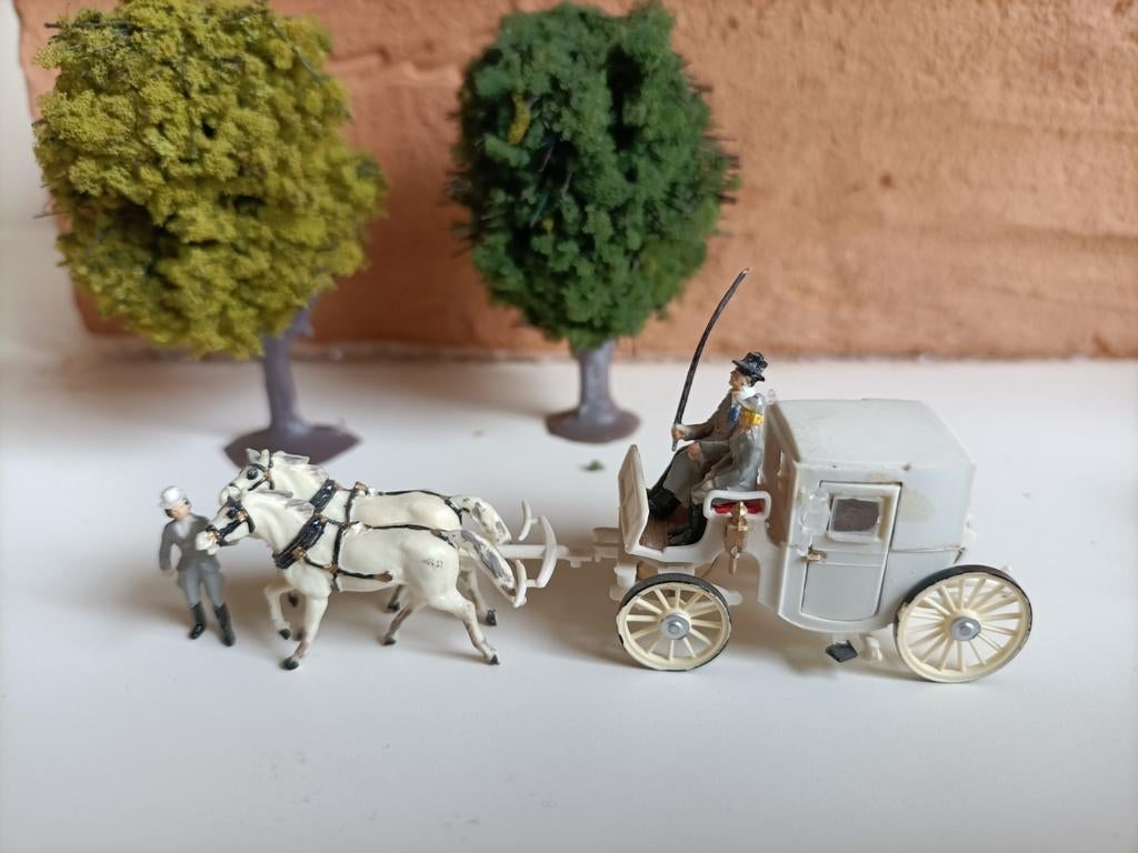 Miniatuur 1:87 witte gesloten koets met koetsier, Ophalen of Verzenden, Gelijkstroom of Wisselstroom, Overige merken