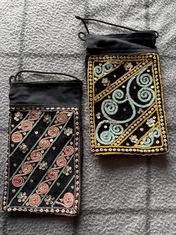 Set van 2 geborduurde buideltjes met pailletten, Sieraden, Tassen en Uiterlijk, Tassen | Schoudertassen, Zo goed als nieuw, Overige merken