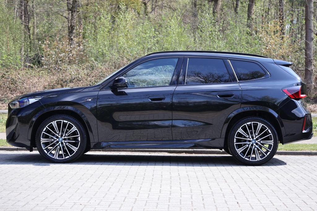 BMW X1 sDrive18i M-Pakket | HUD | Keyless | Adap LED | 360 C, Auto's, BMW, Gebruikt, Euro 6, Zwart, Bedrijf