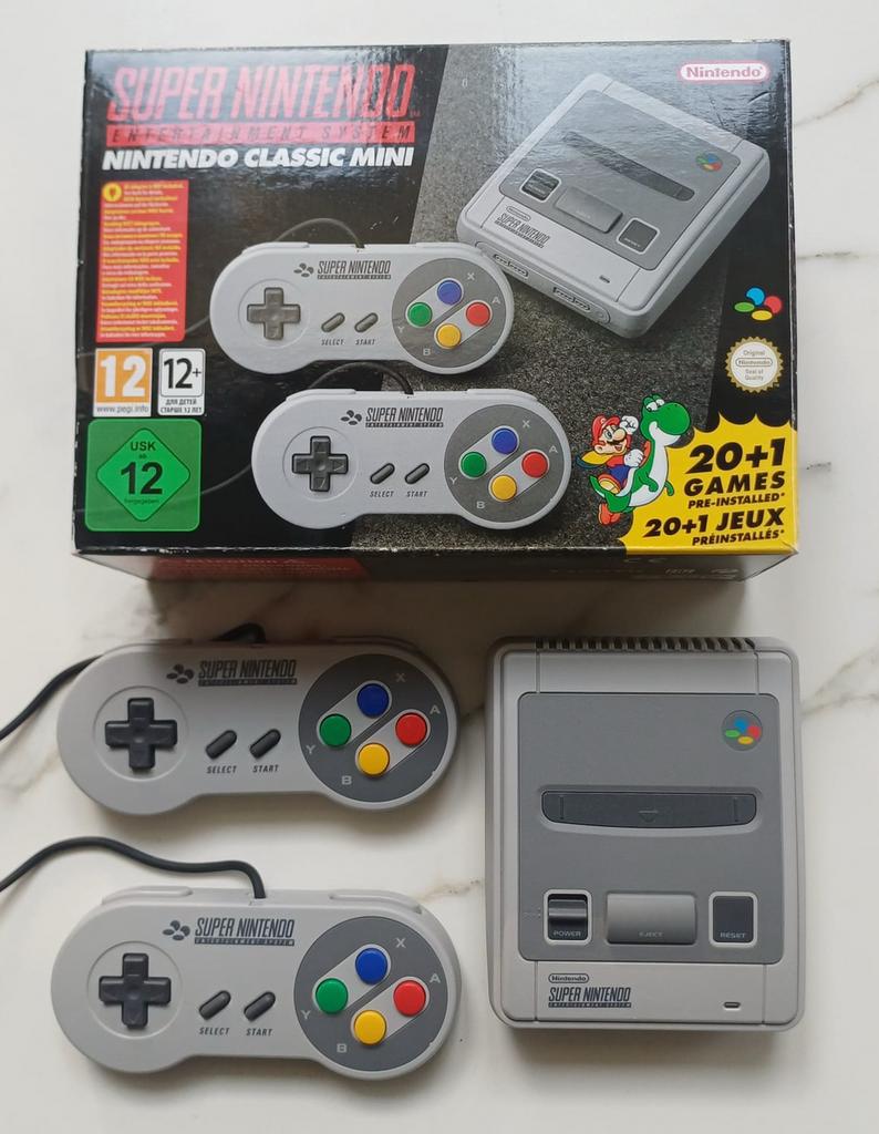 SNES Mini Classic met 300 spellen super nintendo, Ophalen of Verzenden, Zo goed als nieuw, Met 2 controllers, Met games