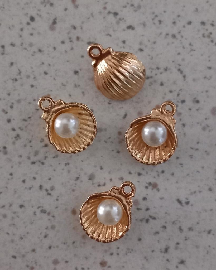 Schelp met parel metalen bedels, Ophalen of Verzenden, Nieuw, Bedel