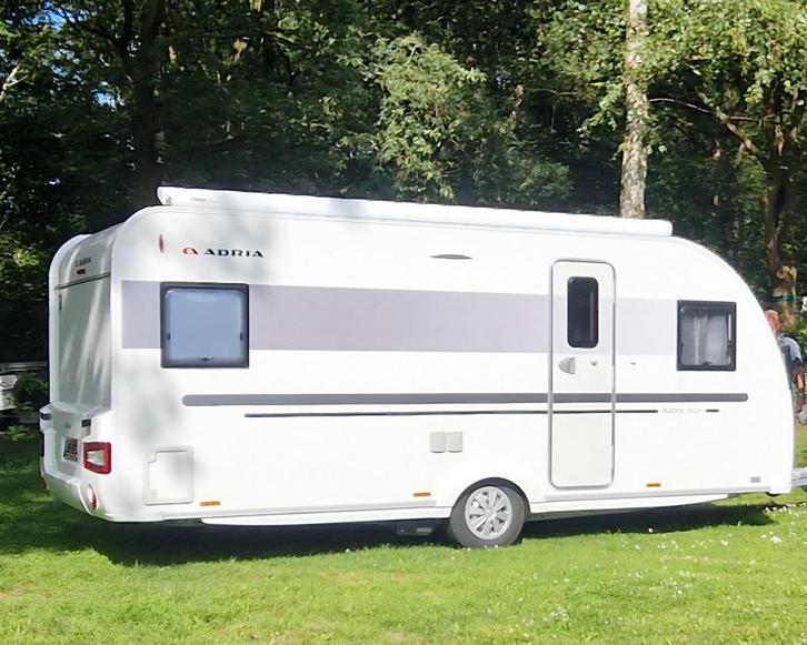 Adria Adora 512 UP 2017, Caravans en Kamperen, Caravans, Particulier, tot en met 4, 1250 - 1500 kg, Rondzit, Adria, Frans bed