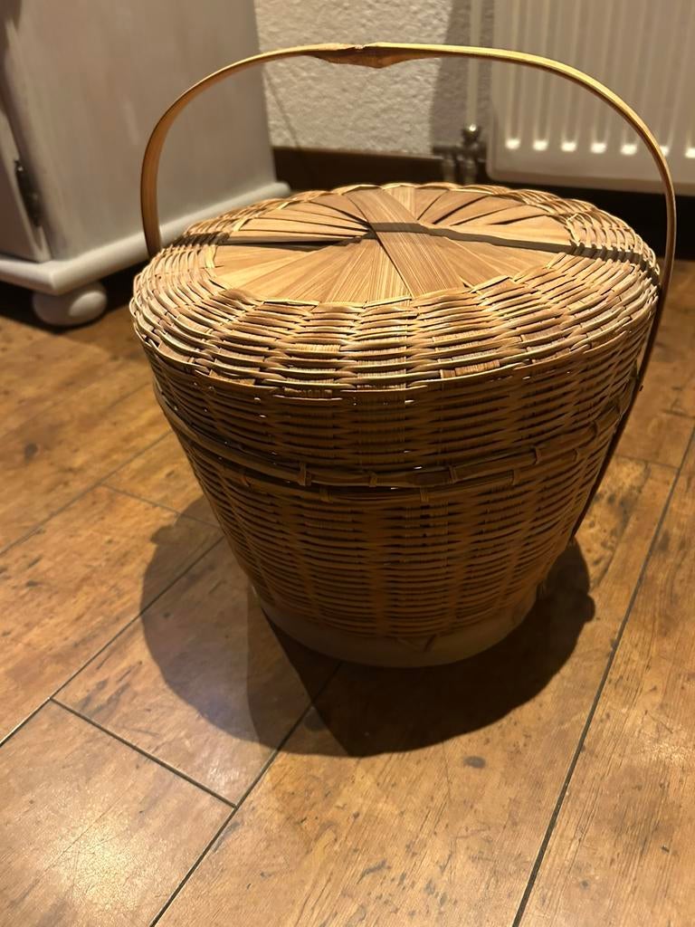 Rieten mand, Huis en Inrichting, Woonaccessoires | Schalen en Manden, Ophalen of Verzenden, Zo goed als nieuw, Rechthoekig, Riet