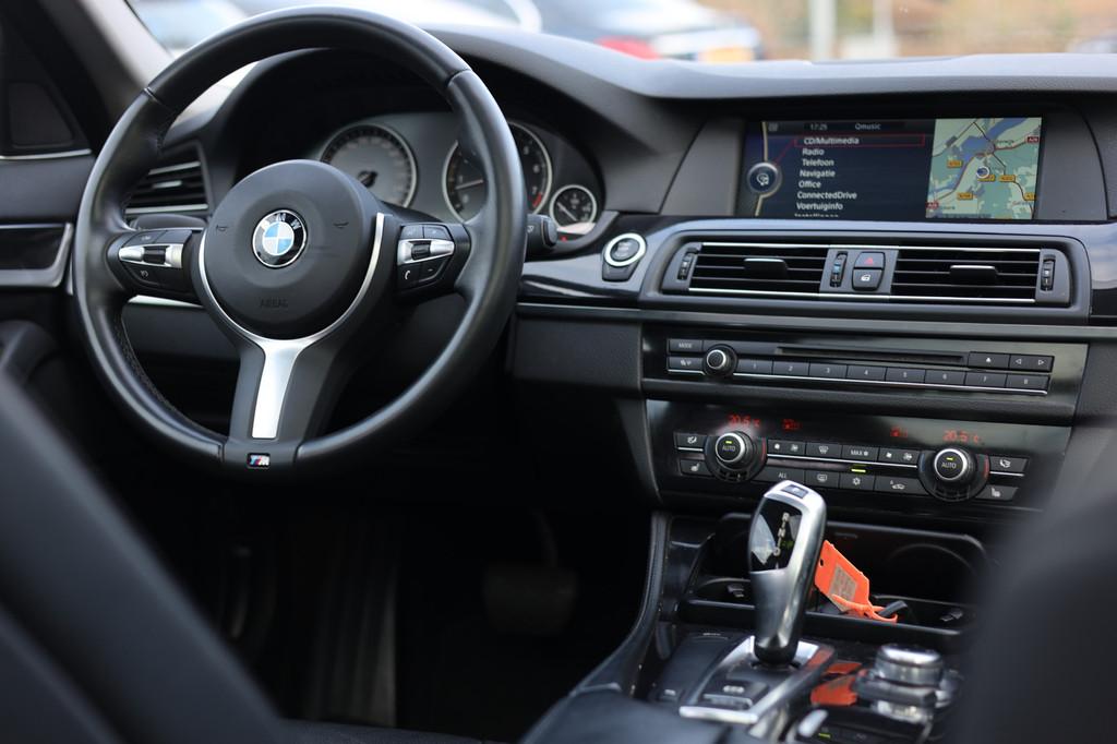 BMW 5 Serie Touring 523i HIGH EXECUTIVE | AUT | PANO | LEDER, Auto's, Euro 5, Achterwielaandrijving, Gebruikt, Zwart