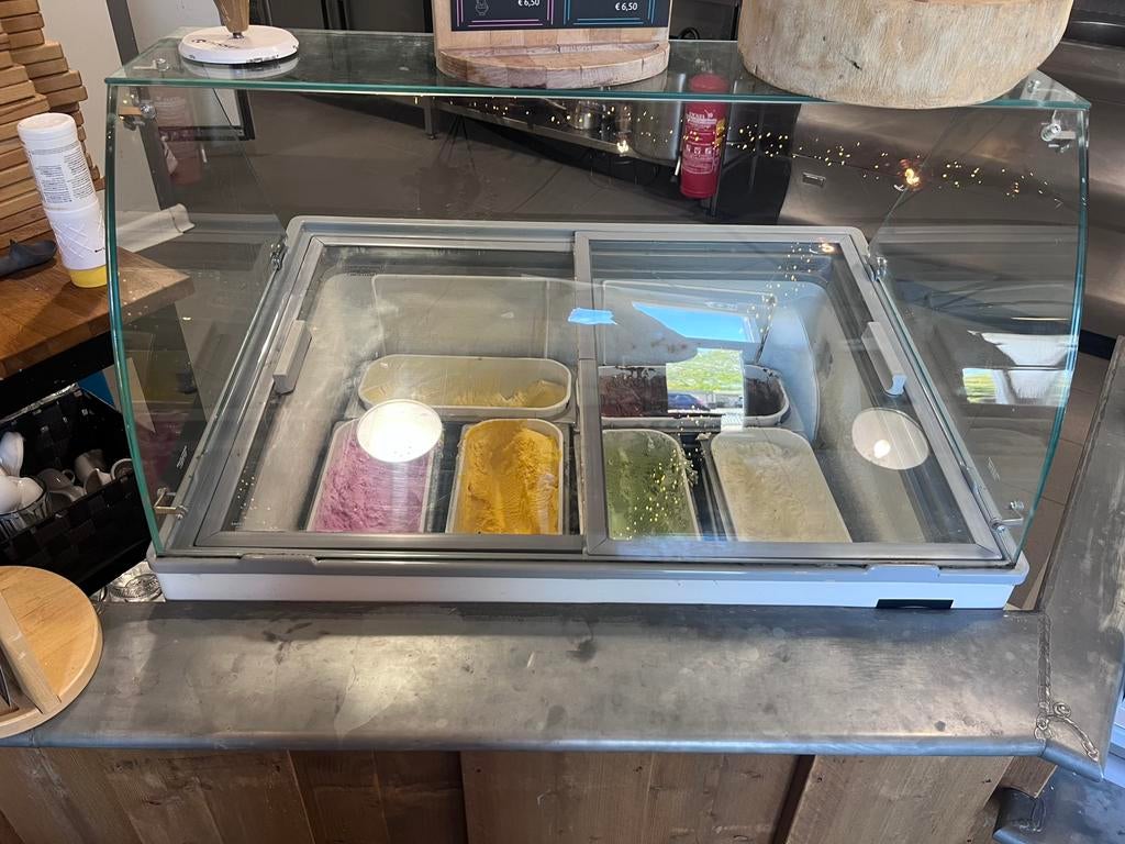 Ijsvitrine, Ophalen, Zo goed als nieuw