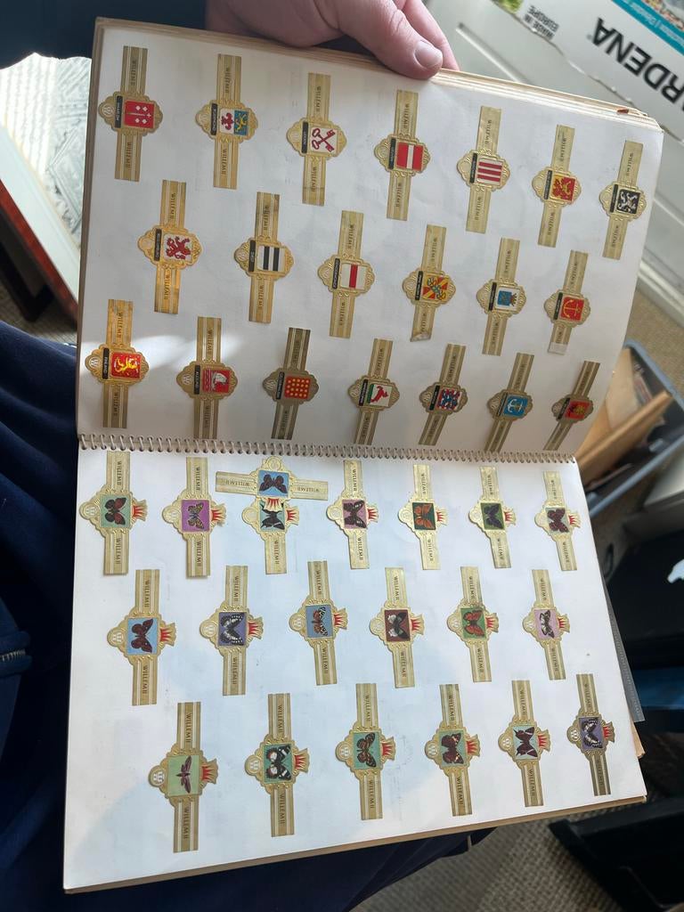 Verzameling sigarenbandjes in album en los, Ophalen of Verzenden