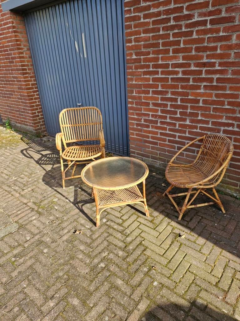 Twee in gebruikt staat rotan stoelen en tafel, Antiek en Kunst, Ophalen