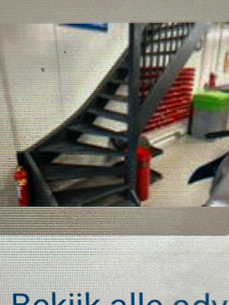 Halfslag rechts trap  3,50m lang, 1m breed optrede 18,5cm., Doe-het-zelf en Verbouw, Ladders en Trappen, Ophalen, Zo goed als nieuw