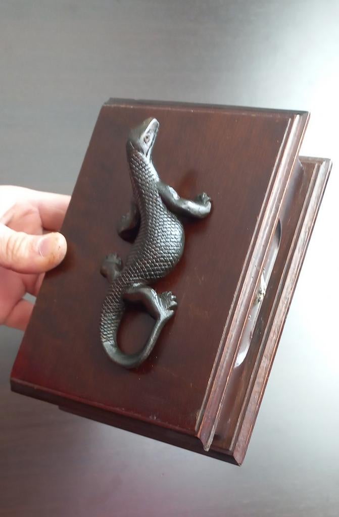 Antieke houten sieradendoos met handgesneden Varanus op, Ophalen of Verzenden