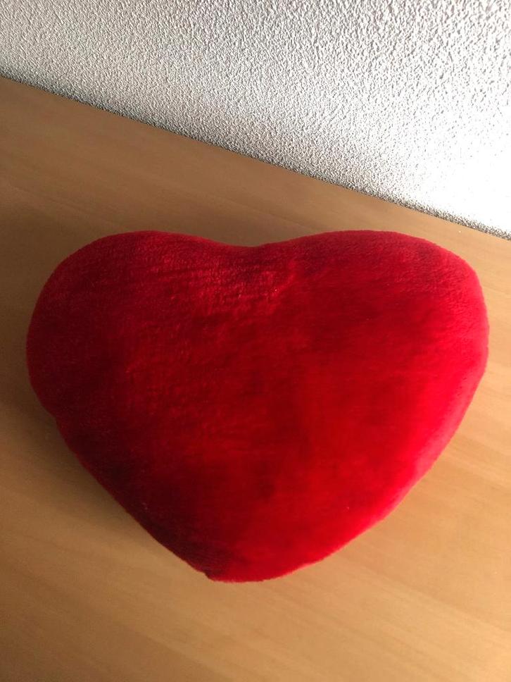 Hartkussen rood 36 cm, Huis en Inrichting, Woonaccessoires | Kussens, Zo goed als nieuw, Rood, Hartvormig, Ophalen of Verzenden