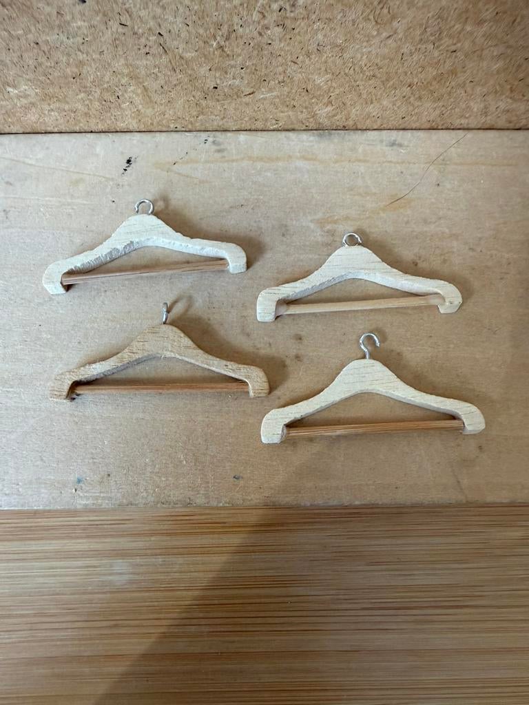 4x hangertje - 5cm - hout, Ophalen of Verzenden, Zo goed als nieuw, Poppenhuis