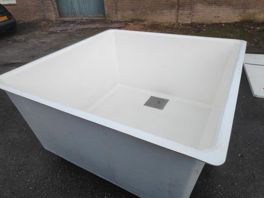 Mooie grote  polyester quarantaine- vijverbak 4 kuub inhoud, Ophalen, Gebruikt, Vijverbak