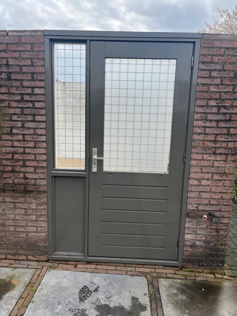 Buitendeur met zijpaneel en rooster, 140x225 cm, Doe-het-zelf en Verbouw, Deuren en Horren, Ophalen, Gebruikt, Buitendeur, Hout