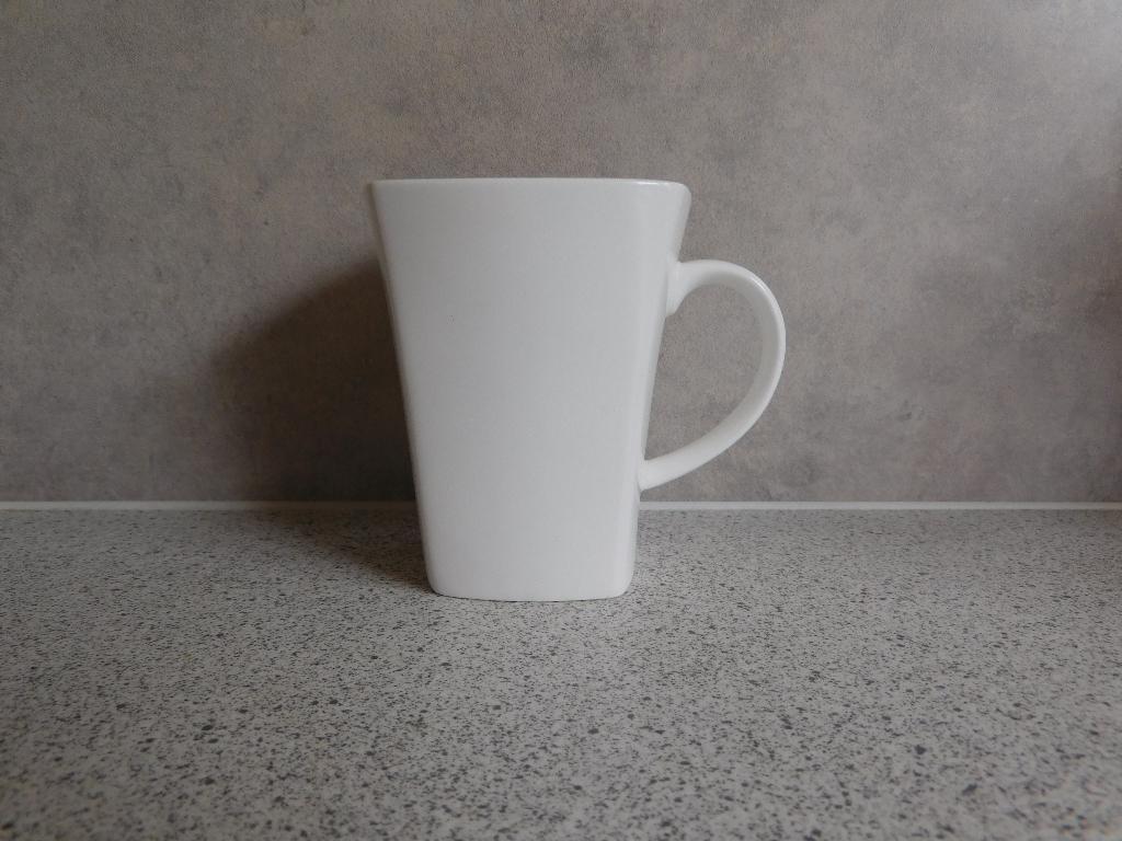 Mok 9,5x7 cm. Wit Sam & Squito, Ophalen of Verzenden, Zo goed als nieuw, Overige stijlen, Kop(pen) en/of Schotel(s)