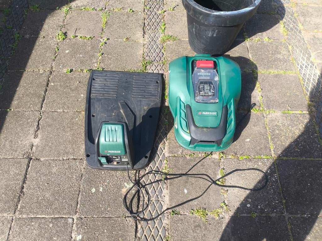 Weinig gebruikte robotmaaier, Ophalen of Verzenden, Minder dan 20 cm, Met regensensor, Parkside