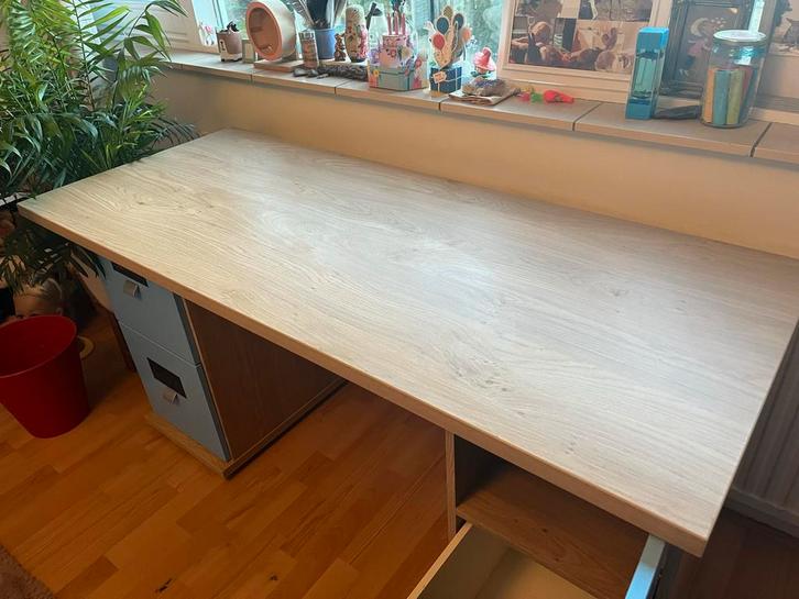 Kinderbureau met krijtbordjes op lades en deurtjes, Huis en Inrichting, Bureaus, Zo goed als nieuw, Ophalen