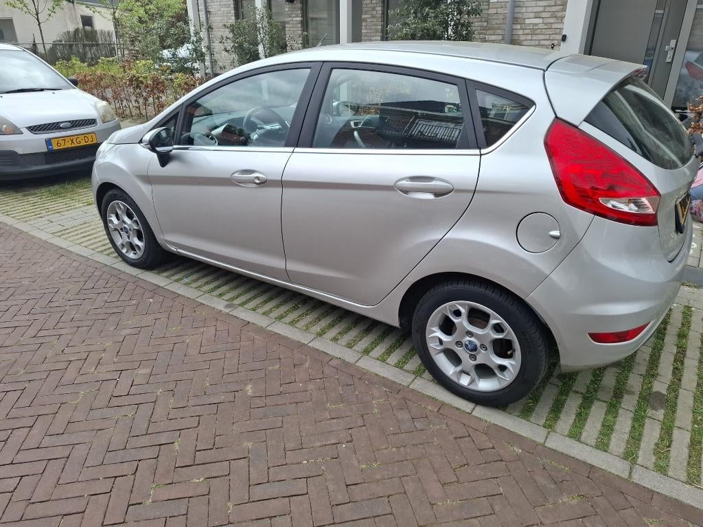 Ford Fiësta 1.25 60KW 5DR 2012 Grijs, Voorwielaandrijving, Stof, 1242 cc, Handgeschakeld