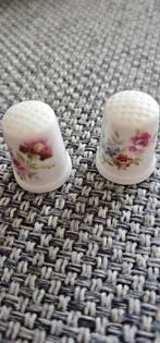 2 Vingerhoedjes met bloemmotief, Verzamelen, Ophalen of Verzenden, Zo goed als nieuw, Porselein, Nederland