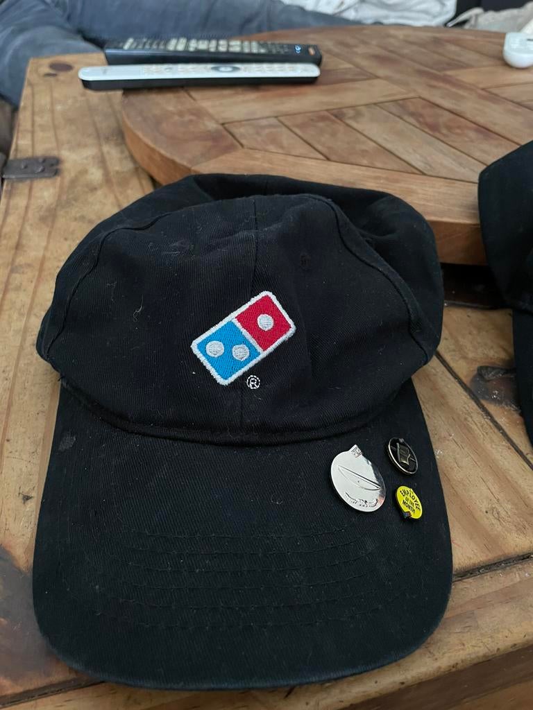 Domino’s pet incl. 3 pins, Ophalen, Gebruikt, Hoed, Pet, of Sjaal