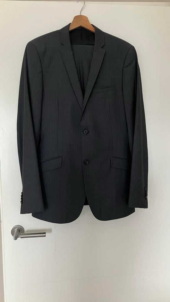 Donkergrijs kostuum met vlinderdas, lengte maat, Ophalen of Verzenden, Zo goed als nieuw, Overige maten, Grijs