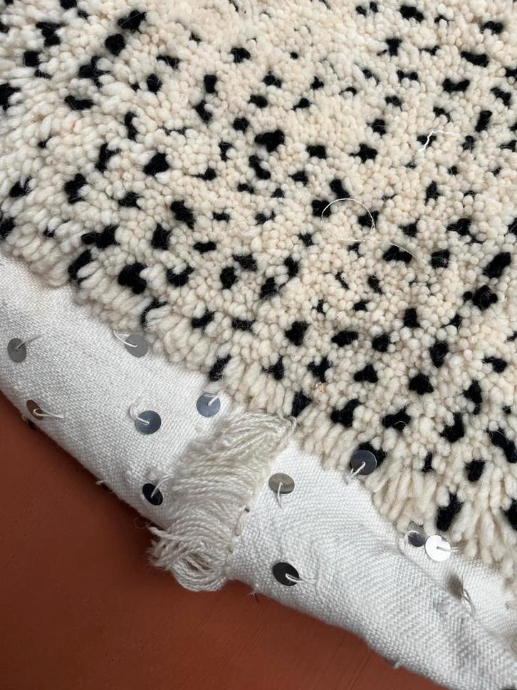 Nieuwe Marokkaanse berber wollen kelim, vloerkussen poef, Huis en Inrichting, Banken | Voetenbanken en Poefen, Nieuw, 50 tot 75 cm