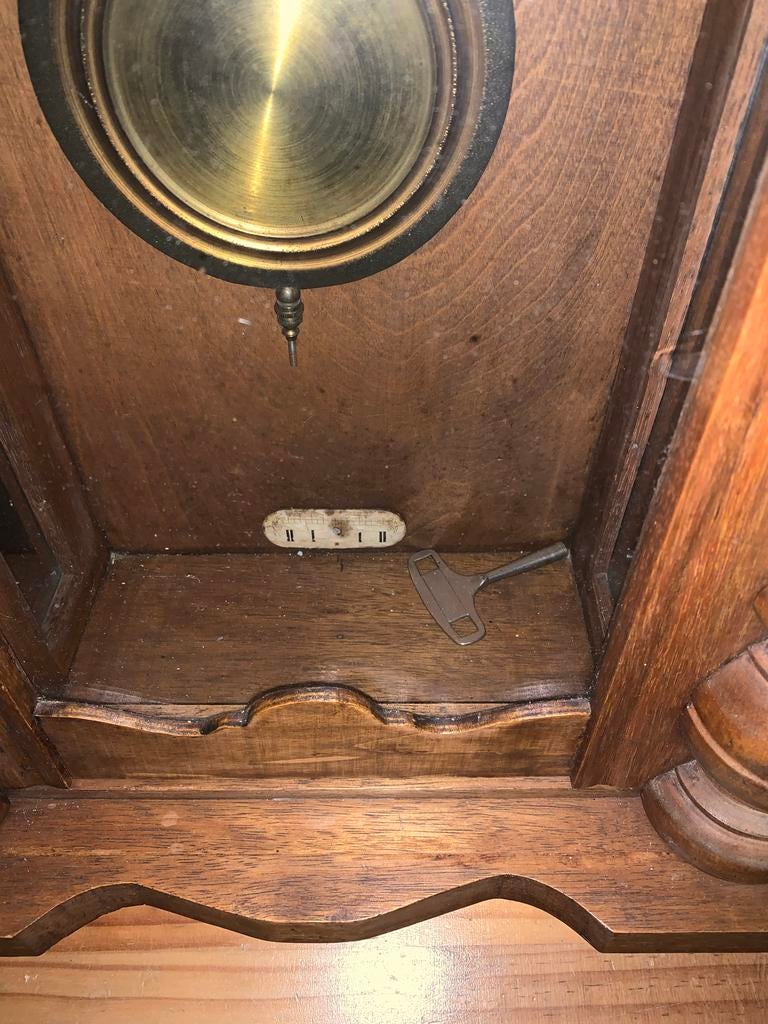 Antieke houten wandklok met paardendecoratie, Antiek en Kunst, Ophalen of Verzenden