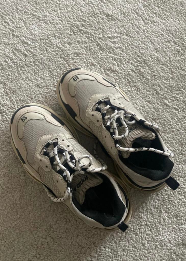 Balenciaga triple S, Beige, Ophalen of Verzenden, Sneakers of Gympen, Zo goed als nieuw