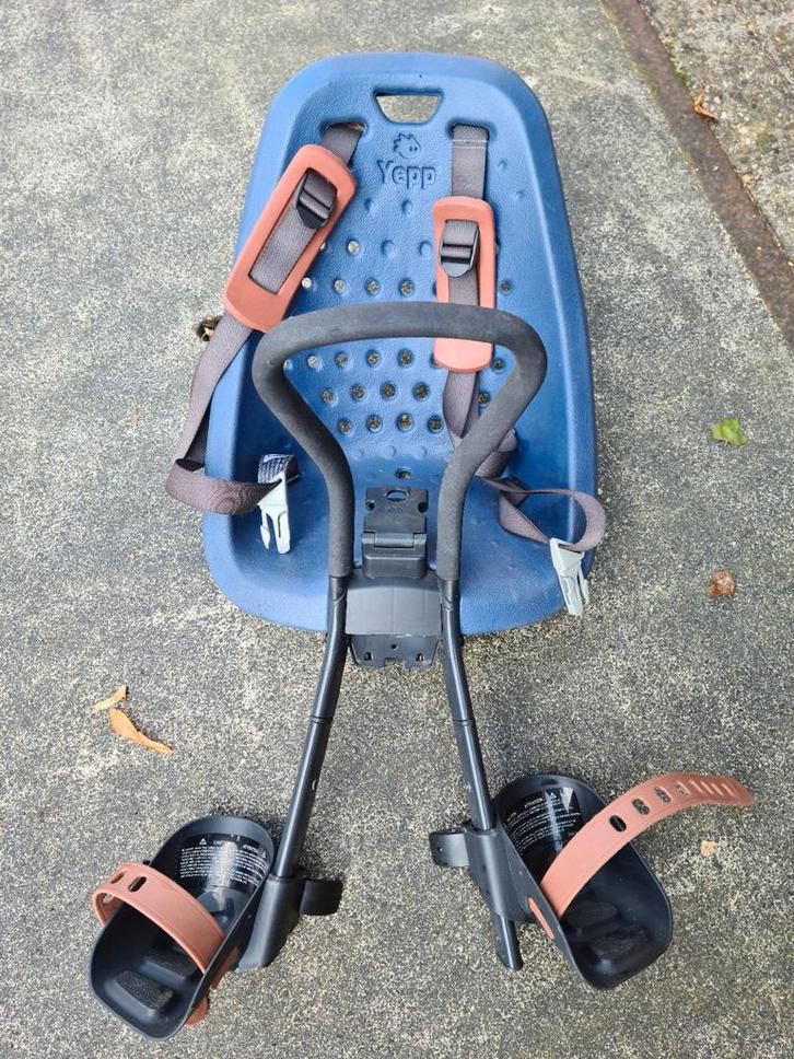 Yepp fietszitje blauw achter met adapter, Fietsen en Brommers, Fietsaccessoires | Fietsstoeltjes, Zo goed als nieuw, Voetsteuntjes