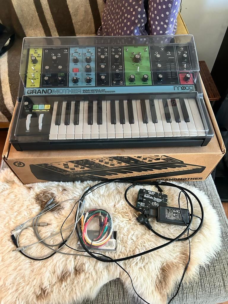 Moog Grandmother Semi-Modulaire Synth + MidiVolts Desktop, Muziek en Instrumenten, Overige aantallen, Zo goed als nieuw, Met midi-aansluiting