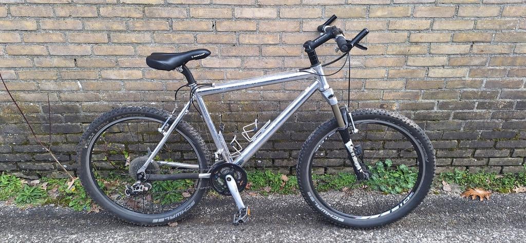 Zilverkleurige mountainbike met vering, Ophalen of Verzenden