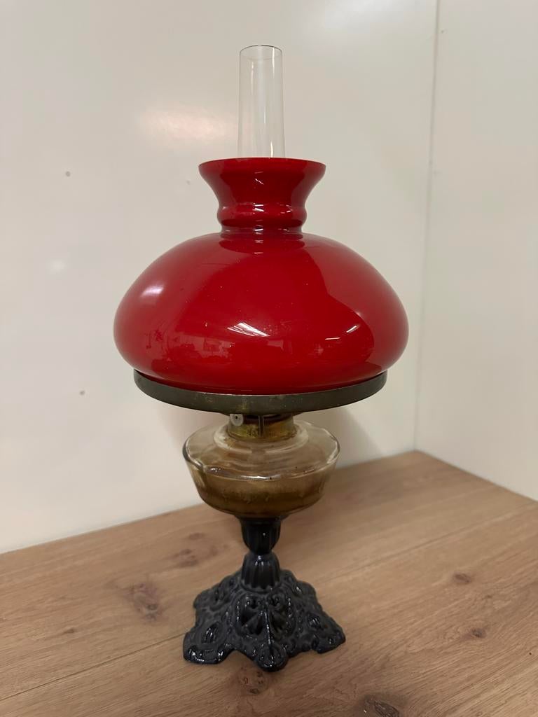 Oude olielamp met rode kap en metalen voet, Ophalen, Gebruikt, Metaal, Minder dan 100 cm