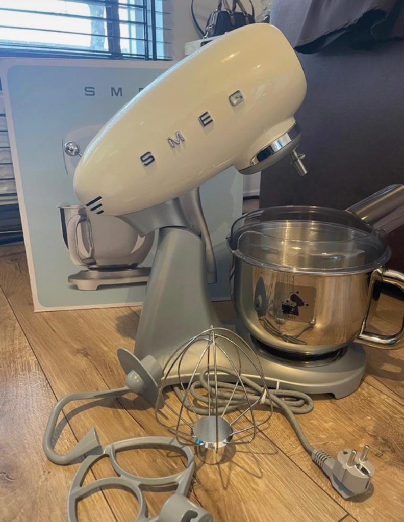 Smeg - keukenmachine - crème, Witgoed en Apparatuur, Keukenmixers, 4 liter of meer, Verzenden, 3 snelheden of meer, Zo goed als nieuw