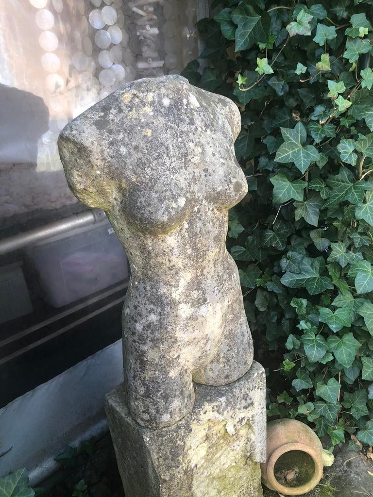 Brocante damestorso op sokkel, Tuin en Terras, Tuinbeelden, Ophalen, Zo goed als nieuw, Beton, Mensenbeeld