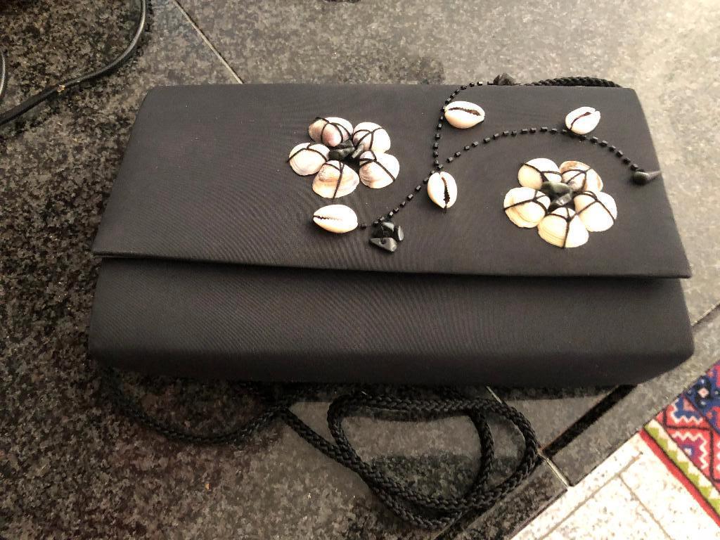 Zwart stoffen tasje bezet met echte schelpen, Ophalen of Verzenden, Zo goed als nieuw, Zwart