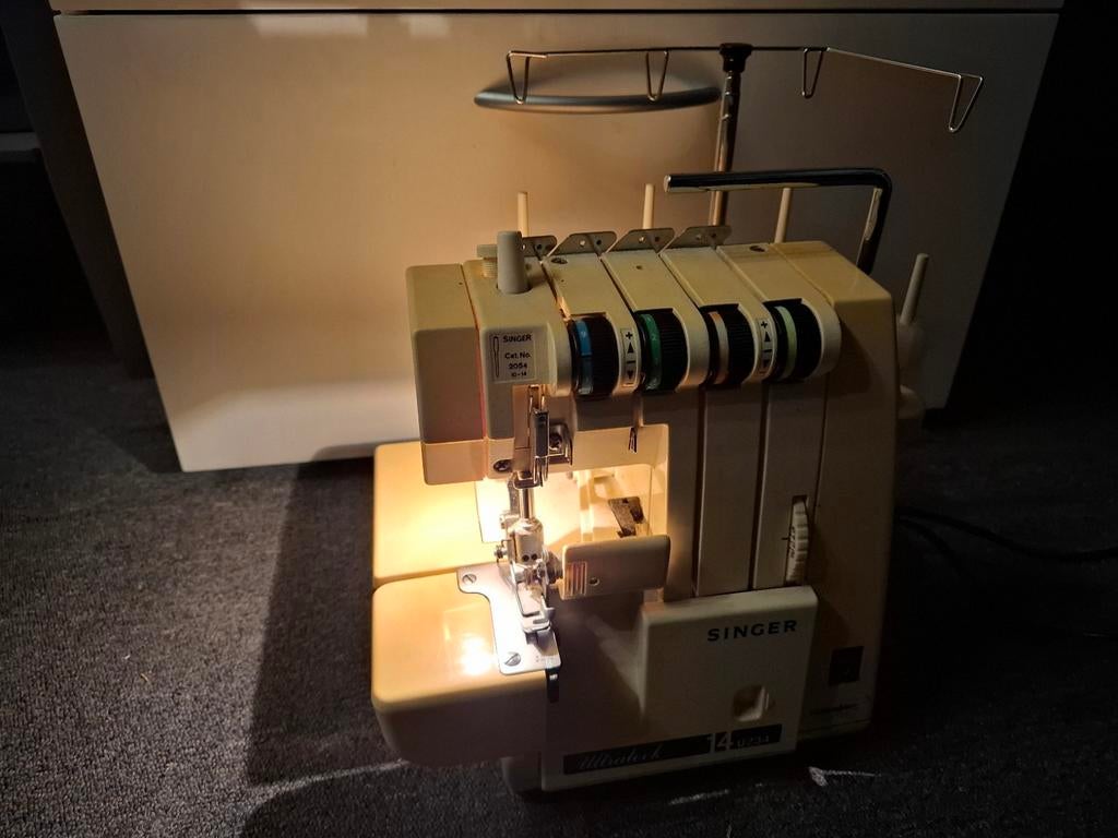 Victoria Profi Lockmachine met beschrijving, Hobby en Vrije tijd, Naaimachines en Toebehoren, Ophalen