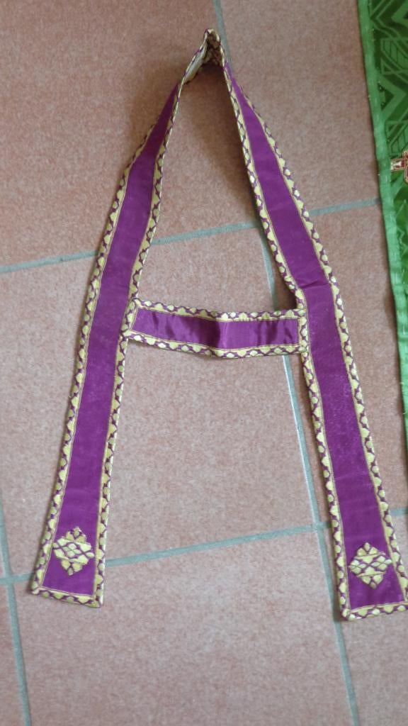 Antiek borduurwerk van kazuivels , manipels, Ophalen of Verzenden