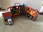Fischer Price huis met garage en auto in goede staat., Ophalen of Verzenden, Zo goed als nieuw, Speelset