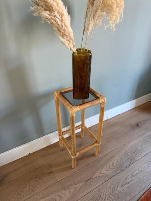 Rotan plantentafel / bijzettafel met glasplaat, Huis en Inrichting, Overige materialen, Minder dan 55 cm, Boho, Tropical, Vierkant