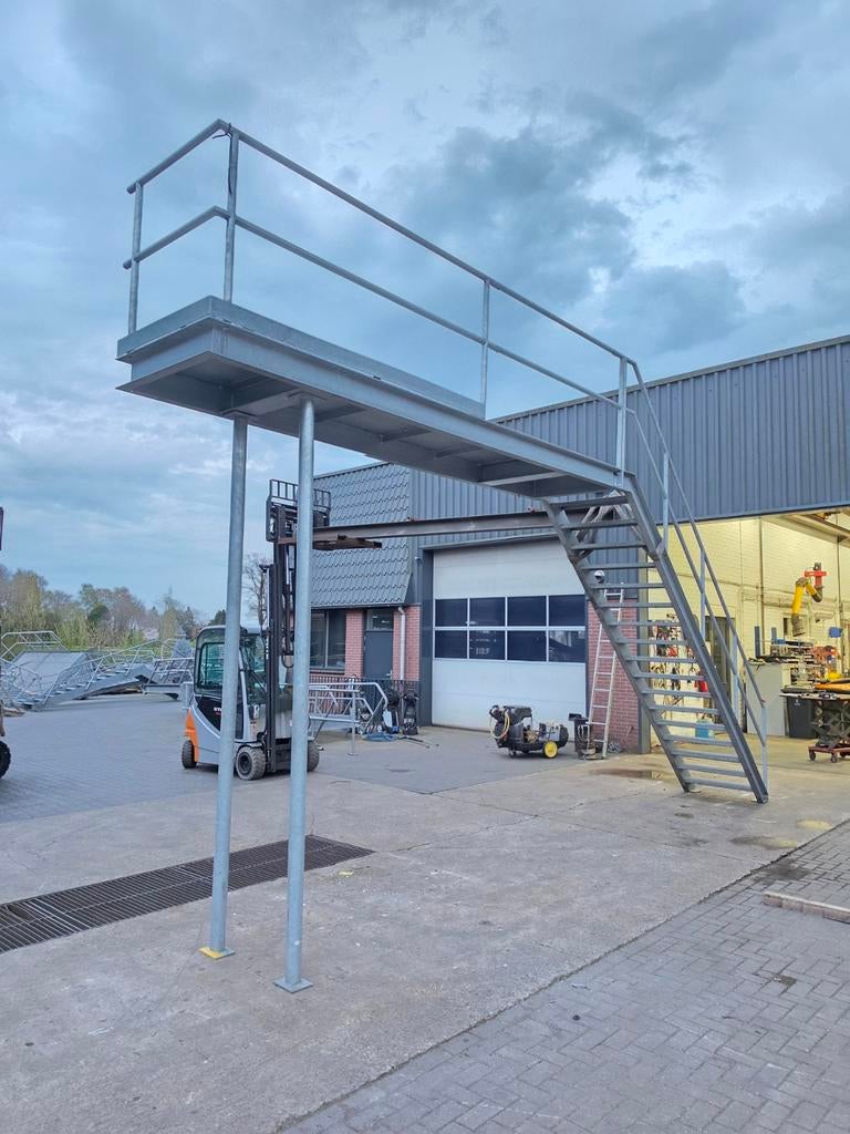Stalen trap met bordes gegalv. Hoog 3,5 mtr. Nor034, Doe-het-zelf en Verbouw, Ladders en Trappen, Ophalen, 2 tot 4 meter