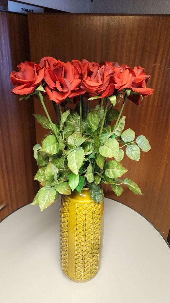 Vintage West Germany vaas met kunstbloemen, Huis en Inrichting, Woonaccessoires | Vazen, Gebruikt, Overige kleuren, 50 tot 75 cm