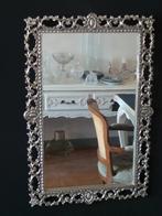 Oude spiegel met sierlijke zilver koperen rand