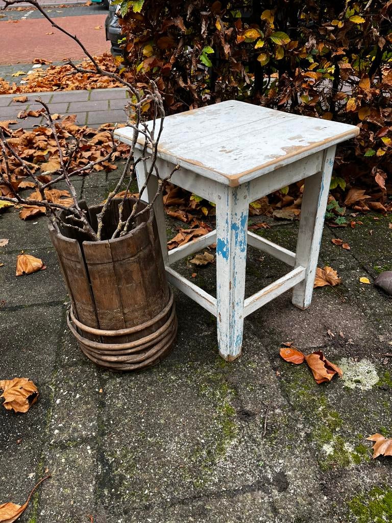 Oude brocante houten kruk met verweerde verf, Huis en Inrichting, Krukjes, Ophalen, Gebruikt, Hout